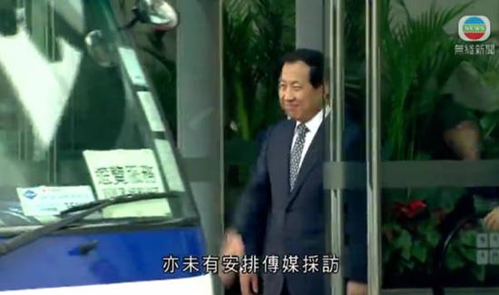 中联办副主任杨建平在门口迎接  TVB截图