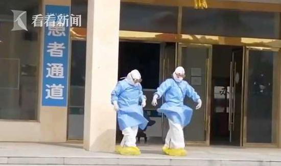 医护跳天鹅舞欢送患者出院 网友：笑着笑着就哭