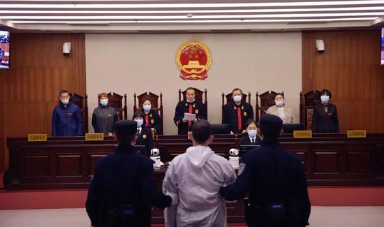 死刑!男子“殴打女友两岁儿子致死案”一审公