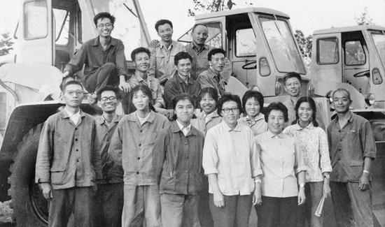 △1958年，来自上海华东钢铁建筑厂的职工自带设备到柳州建厂。（来源于柳工官网）