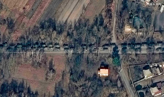 　2月27日，一些俄罗斯地面部队集结在乌克兰伊万科夫，并向基辅方向移动。图/人民视觉