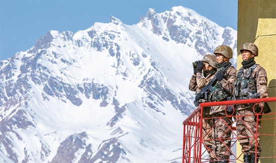 驻守在喜马拉雅山脉腹地的阿里军分区某边防团官兵克服高寒缺氧，坚守在边境一线，守护着边境地区的安全稳定。图为2022年4月25日，该团官兵执勤时的场景。 人民图片 刘晓东/摄