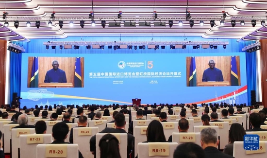 2022年11月4日晚，所罗门群岛总理索加瓦雷在第五届中国国际进口博览会开幕式上以视频方式致辞。新华社记者 方喆 摄