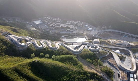  这是2022年4月26日拍摄的国家雪车雪橇中心（下）和冬奥村（上）（无人机照片）。北京延庆奥林匹克园区于2022年4月29日正式向公众开放。新华社记者 张晨霖 摄