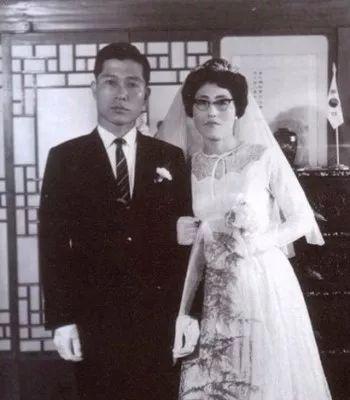 金大中与李姬镐的婚纱照。