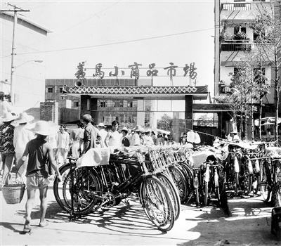 1984年12月6日,义乌新马路幼商品市场建成开业。 (原料图片)