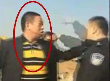  图：视频中，葛七宝揪打执法民警。
