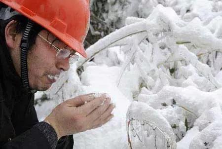 2019-06-18,一名电力抢险队队员在湖北省通山县抢险现场吃雪解渴。
