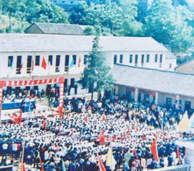 1990年5月，全国第一所希望小学在金寨县南溪镇建成投用。