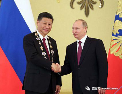 2017年7月4日， 俄罗斯总统普京向习近平授予了俄罗斯国家最高奖章“圣安德烈”勋章。