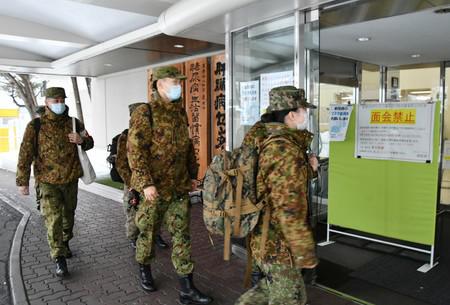 日本自卫队医疗小组抵达发生集体感染的医院（朝日新闻）