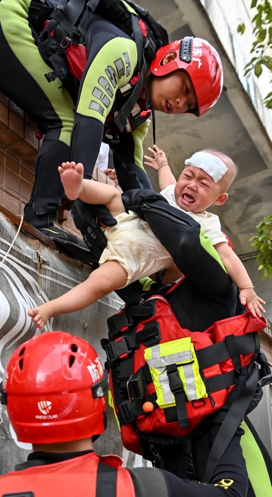 6月22日，广东省清远市英德市，救援人员转移浛洸镇居民。摄影/陈骥旻