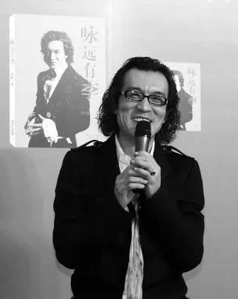 来到告别李咏的殡仪馆工作人员送别的全是至亲