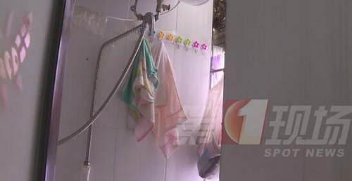 女人在洗澡:两名女生在公寓洗澡 洗手间窗外伸进来一只手(图)