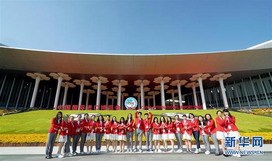 11月9日，进博会部分志愿者在上海国家会展中心合影。新华社记者 陈建力 摄