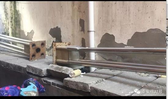 大一女生被性侵后坠楼又遭碾轧 尸体仍未下葬 ▲罗贝贝坠下楼后撞在废旧灯杆上,灯杆有些变形。 新京报记者 雷燕超 摄
