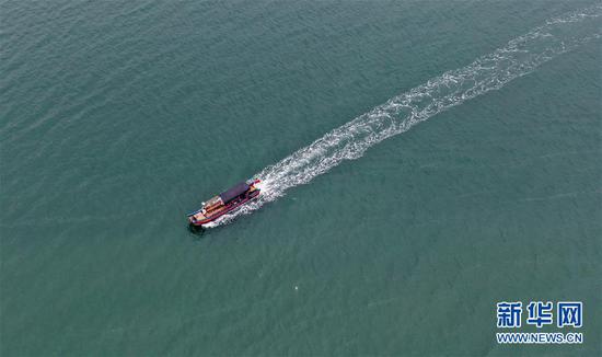 一艘游船行驶在防城港金滩海域（4月16日无人机拍摄）。新华社记者张爱林摄