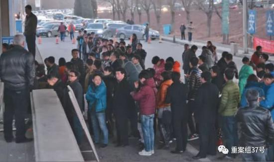  ▲2015年，京港澳高速进京方向窦店服务区，进京车辆排队办理进京证。