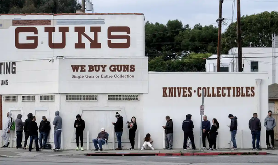新冠疫情爆发后加州枪店外排起了长队（AP）