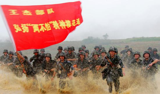 △2015年6月25日,在一次对抗演习中,“王杰班”所在连队官兵发起冲锋。新华社发(赵聪摄)