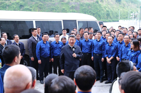2018年4月24日下午,习近平来到三峡大坝,详细了解三峡工程建设、发电、水利、通航、生态保护等方面的情况。这是习近平视察左岸发电厂后发表重要讲话。