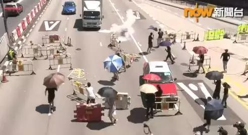 5日，香港反对派在道路上横设路障，不许车辆通过（香港now新闻报道视频截图）