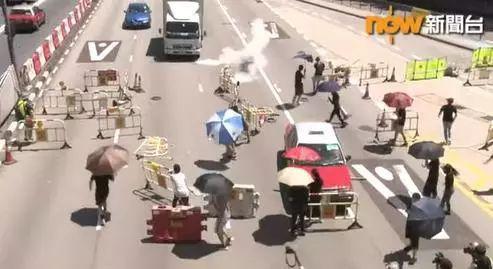香港反对派在道路上横设路障，不许车辆通过（香港now新闻报道视频截图）