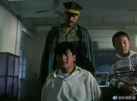 网友问，难道被砸的是参演“海王”“雷神”“大护法”的徐锦江老师的车？