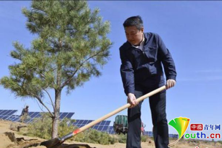 中国人的故事:靠坚守 他实现了治沙人的中国梦 王文彪在沙漠中种树。资料图