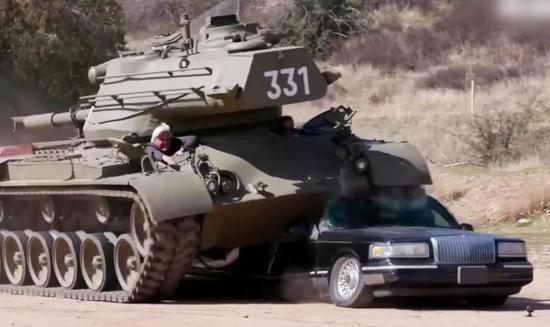 ▲“州长”驾驶M47中型坦克碾压加长型林肯豪车
