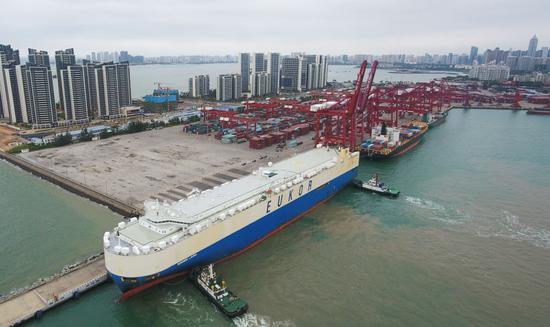 2020年2月16日，滚装货船“劳拉”轮驶入海口秀英港，这是海南自贸区政策实施以来的首艘汽车外贸船。新华社记者杨冠宇摄