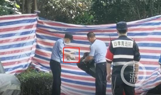 ▲7月23日,浙江杭州,民警在化粪池中打捞出涉案物品。摄影/上游新闻记者 时婷婷