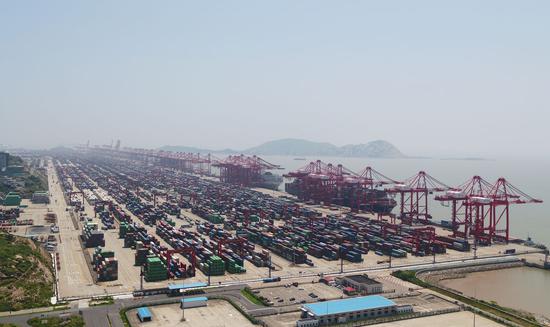 上海洋山港集装箱码头（8月17日摄，无人机照片）。新华社记者 丁汀 摄