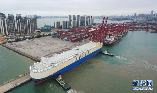 2020年2月16日，滚装货船“劳拉”轮驶入海口秀英港（无人机照片）。这是海南自贸区政策实施之后的首艘汽车外贸船。新华社记者 杨冠宇 摄