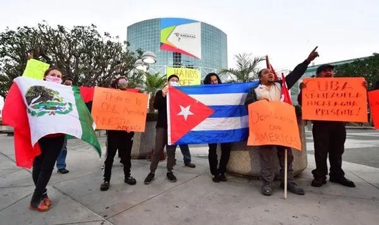 洛杉矶的抗议人士反对将古巴、委内瑞拉和尼加拉瓜排除在美洲峰会之外。图源：AFP