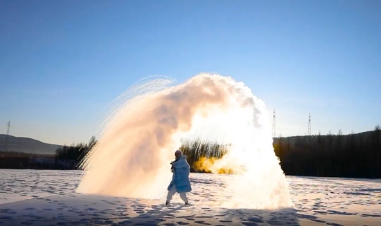 ·皆波在零下40度的环境中拍摄“泼水成冰”。