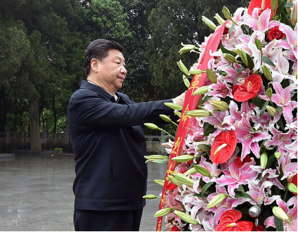 2016年4月24日,习近平到安徽考察,前往金寨县向革命烈士纪念塔敬献花篮。