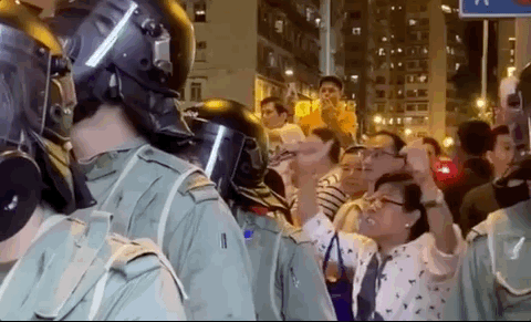 △8月4日香港警察与示威者对峙时，香港大妈反复高喊声援警方。