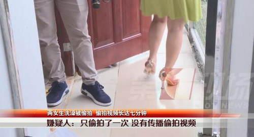女人在洗澡:两名女生在公寓洗澡 洗手间窗外伸进来一只手(图)