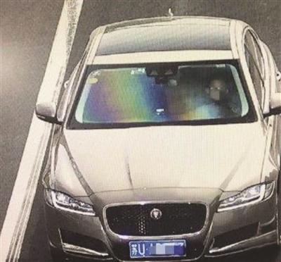 高速狂飙:男童被父揍气得回老家 独自驾车高速狂飙250公里 10岁男孩偷开爸爸的车。扬子晚报 图