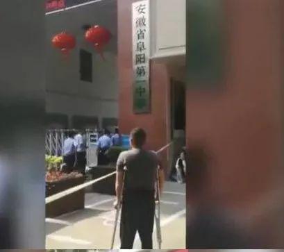 父爱如山图片:这8个瞬间 让我们重新认识到了父爱如山(图) 来源:中新视频 截图