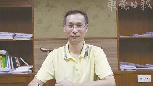 市国土局副局长陈伟城接受采访