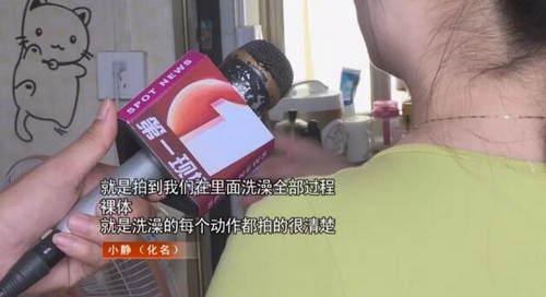 女人在洗澡:两名女生在公寓洗澡 洗手间窗外伸进来一只手(图)