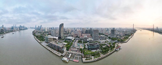 ↑这是2022年7月28日拍摄的杨浦滨江（无人机全景照片）。