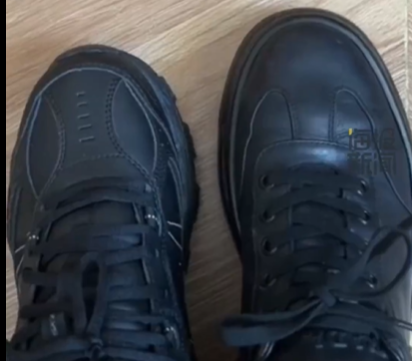 全网寻鞋！男子坐卧铺时鞋被穿错，一只斯凯奇变Prada：新鞋第一次穿就丢了，希望能找回