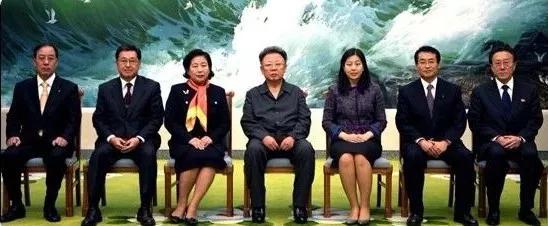 2007年，玄贞恩母女与金正日在朝鲜会面。