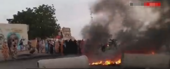 ·苏丹首都民众街头纵火抗议。图片来源：海外网。