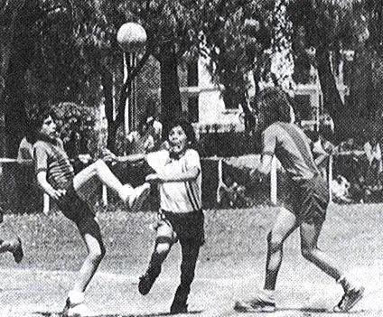  ·上世纪70年代初，马拉多纳（中）在小洋葱头队踢球时的老照片。