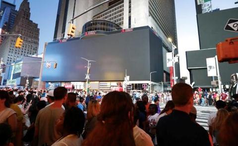  美国纽约时报广场的屏幕由于停电全被熄灭（图源：美国福克斯新闻）
