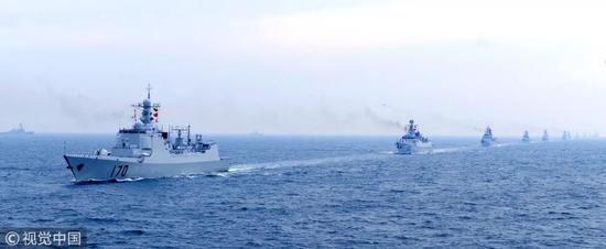 ▲资料图片：2009年4月23日， 中国海军驱逐舰编队接受检阅。